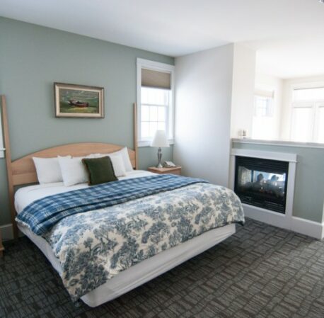 Large sunny room with queen bed in Ogunquit, Maine
