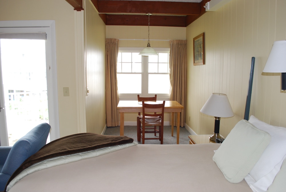 Room 213-7 - Beachmere Inn