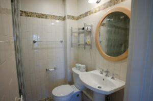 Tiled bathroom, with sink and mirror